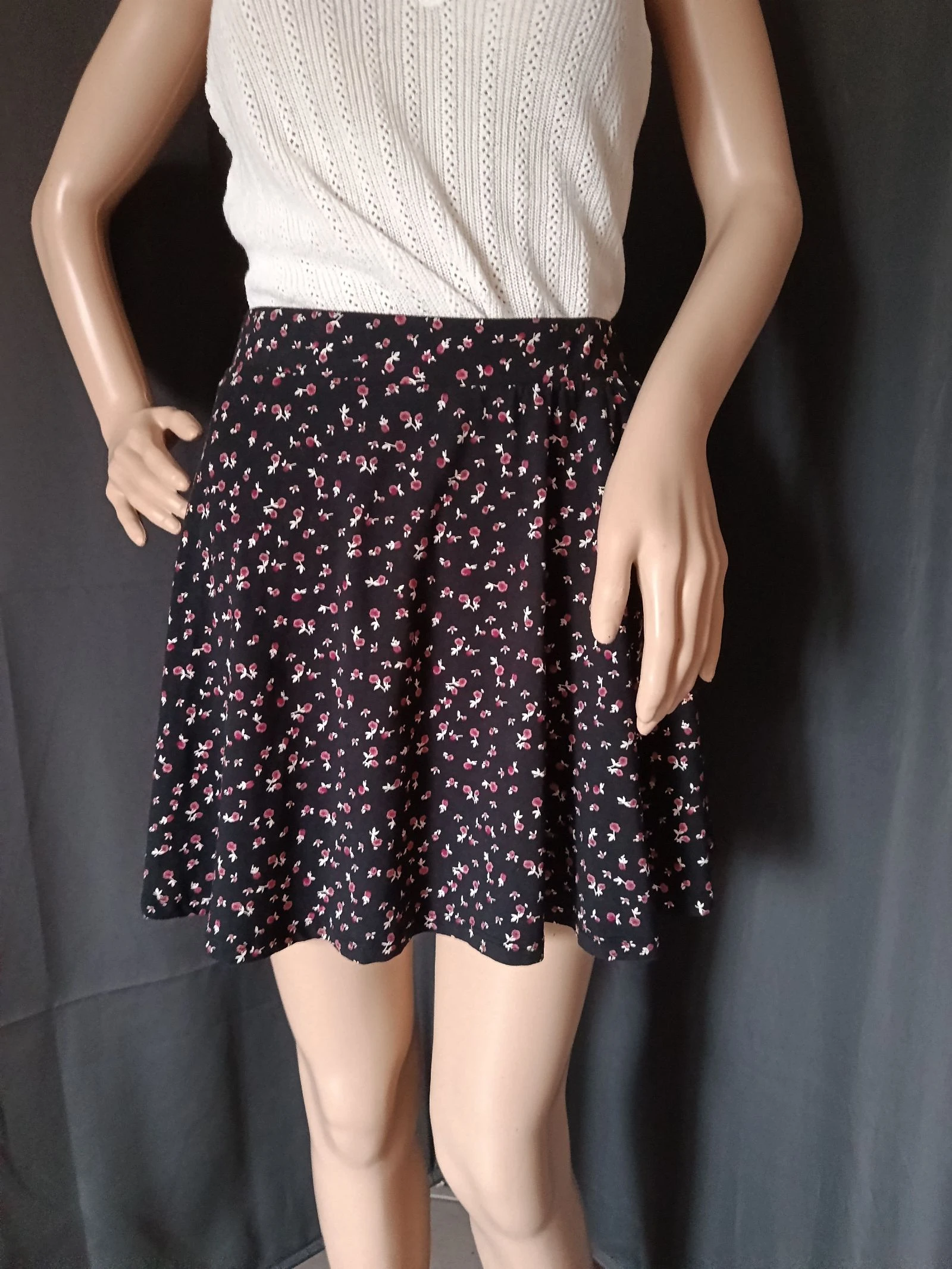 Jupe noire fleurie.Taille36